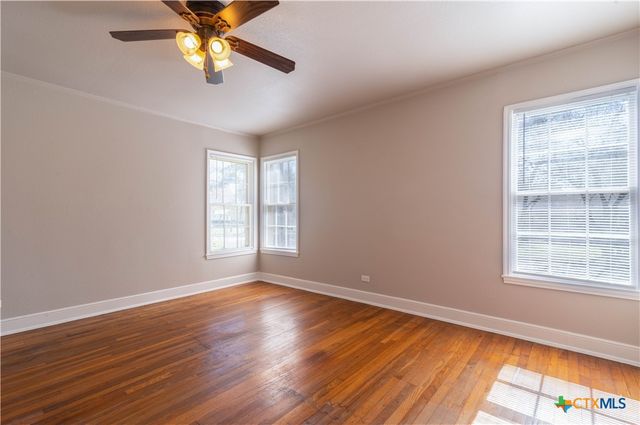 609 S Pecan Avenue, Luling, TX 78648