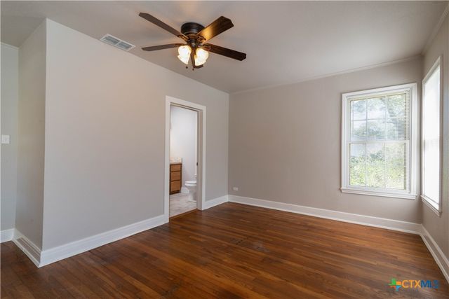 609 S Pecan Avenue, Luling, TX 78648