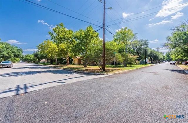 609 S Pecan Avenue, Luling, TX 78648