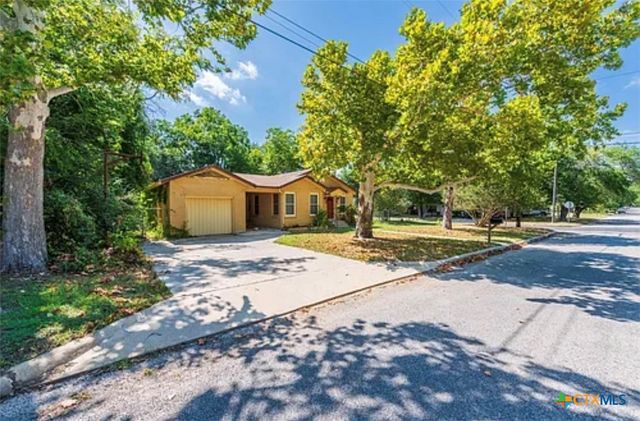 609 S Pecan Avenue, Luling, TX 78648