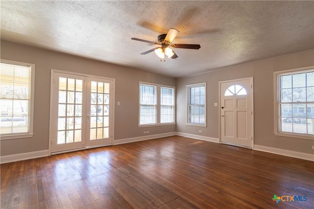 609 S Pecan Avenue, Luling, TX 78648