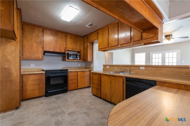 609 S Pecan Avenue, Luling, TX 78648