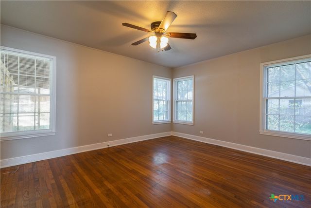 609 S Pecan Avenue, Luling, TX 78648