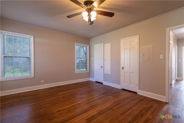 609 S Pecan Avenue, Luling, TX 78648