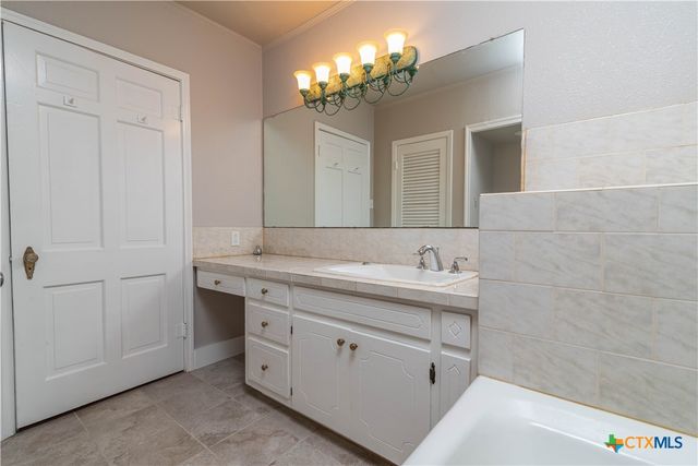 609 S Pecan Avenue, Luling, TX 78648