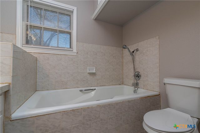 609 S Pecan Avenue, Luling, TX 78648