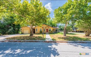 609 S Pecan Avenue, Luling, TX 78648