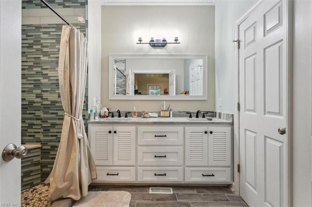 8194 Manor DR, Gloucester, VA 23061