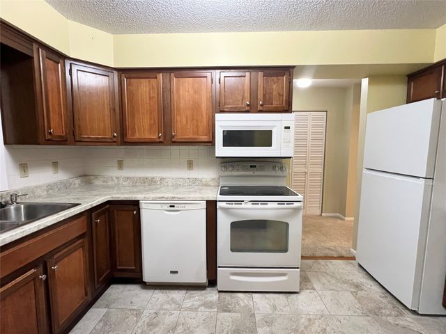 1140 Cherry Hills Drive A, Newton, IA 50208