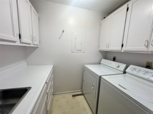 1140 Cherry Hills Drive A, Newton, IA 50208