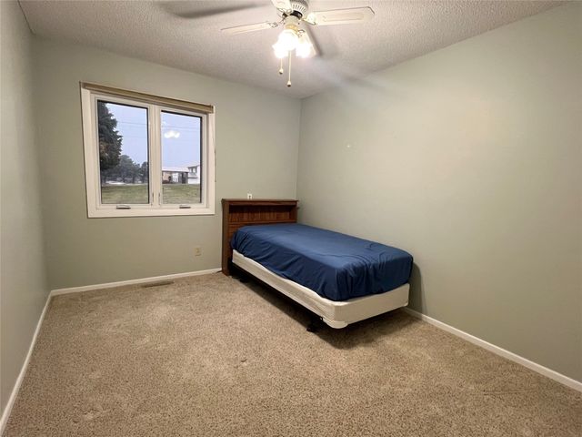 1140 Cherry Hills Drive A, Newton, IA 50208