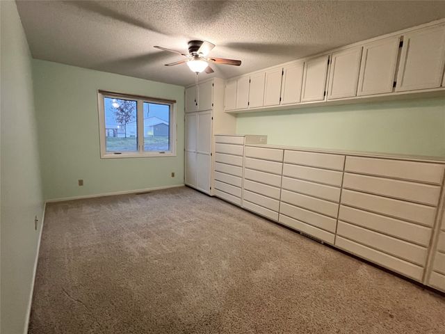 1140 Cherry Hills Drive A, Newton, IA 50208