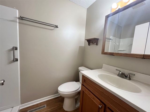 1140 Cherry Hills Drive A, Newton, IA 50208