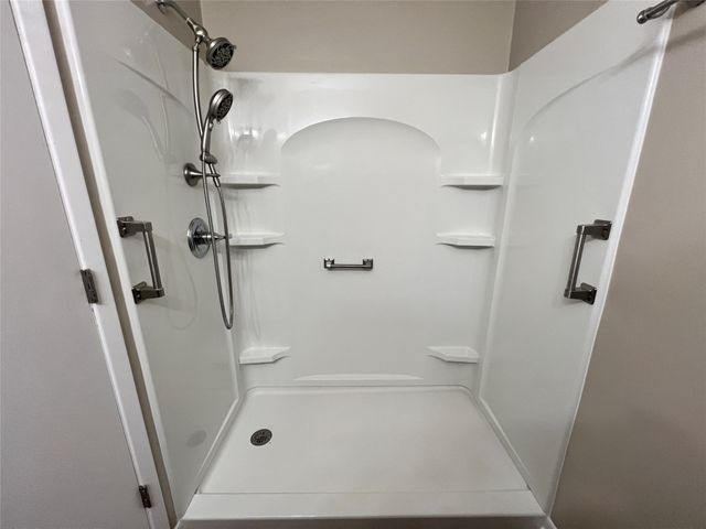 1140 Cherry Hills Drive A, Newton, IA 50208