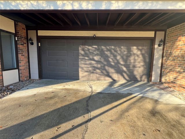 1140 Cherry Hills Drive A, Newton, IA 50208