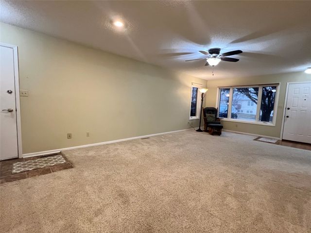 1140 Cherry Hills Drive A, Newton, IA 50208