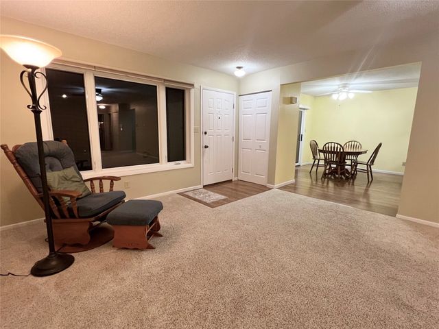 1140 Cherry Hills Drive A, Newton, IA 50208