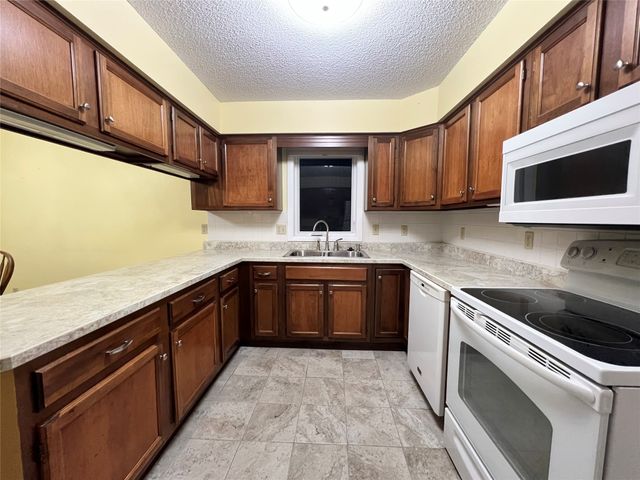 1140 Cherry Hills Drive A, Newton, IA 50208