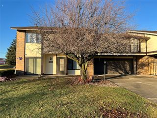 1140 Cherry Hills Drive A, Newton, IA 50208