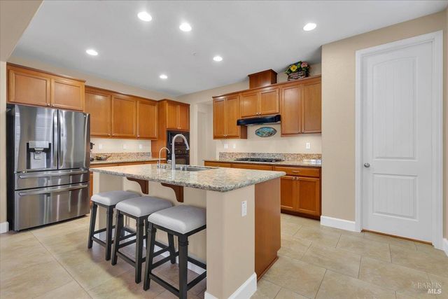 331 Frisbie Cir, Vacaville, CA 95688