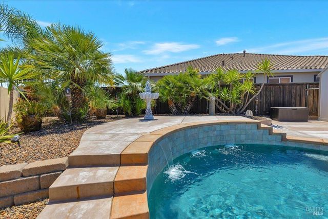 331 Frisbie Cir, Vacaville, CA 95688