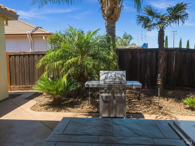 331 Frisbie Cir, Vacaville, CA 95688