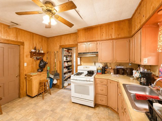 601 SW 2nd Street, Kerens, TX 75144