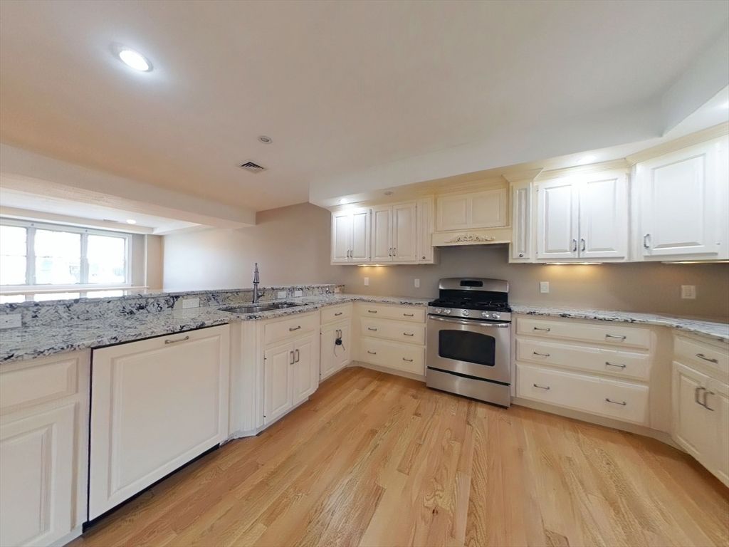 109 Farwell St 109, Newton, MA 02460