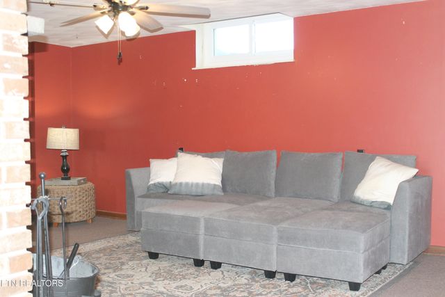 798 Christenson Rd, Deer Lodge, TN 37726