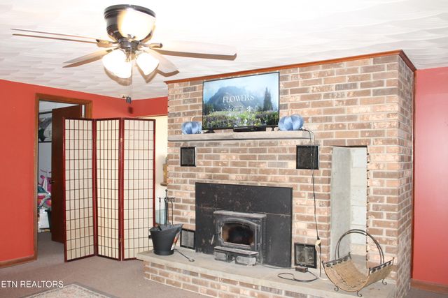 798 Christenson Rd, Deer Lodge, TN 37726
