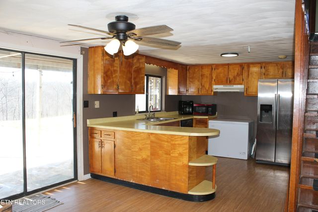 798 Christenson Rd, Deer Lodge, TN 37726