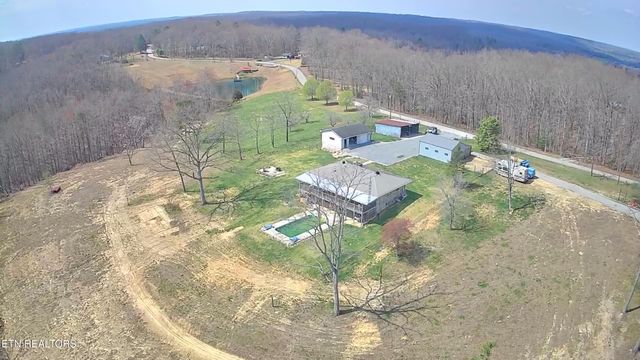 798 Christenson Rd, Deer Lodge, TN 37726