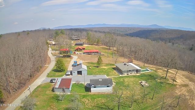 798 Christenson Rd, Deer Lodge, TN 37726