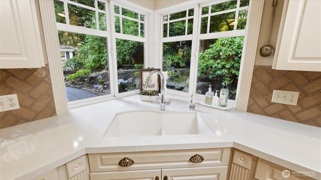 10506 Robin Hood Drive, Edmonds, WA 98020