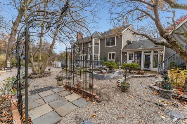 6 Fawn Ridge Rd, Clinton Twp., NJ 08833