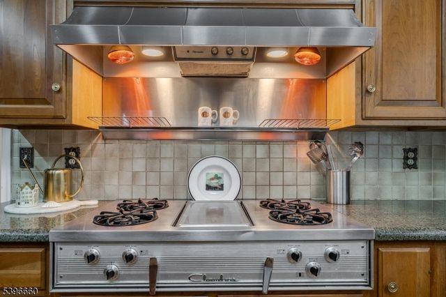 6 Fawn Ridge Rd, Clinton Twp., NJ 08833