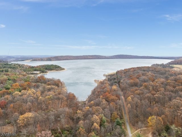 6 Fawn Ridge Rd, Clinton Twp., NJ 08833