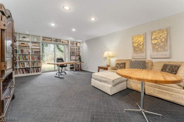 6 Fawn Ridge Rd, Clinton Twp., NJ 08833