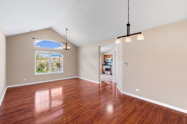 160 Fairfield Lane, Carol Stream, IL 60188