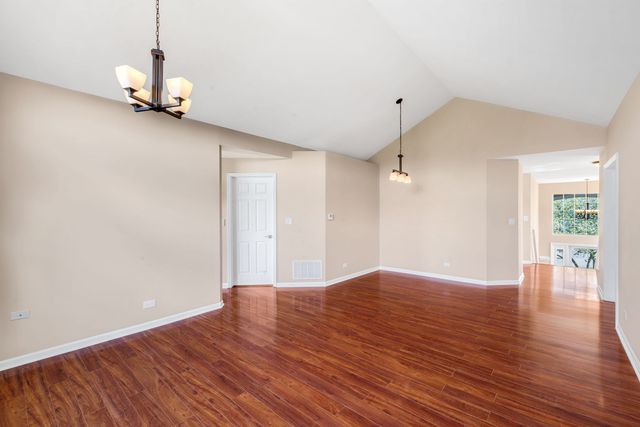 160 Fairfield Lane, Carol Stream, IL 60188
