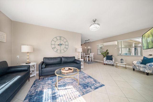 16 PARADISE LANE 101, St Petersburg, FL 33706