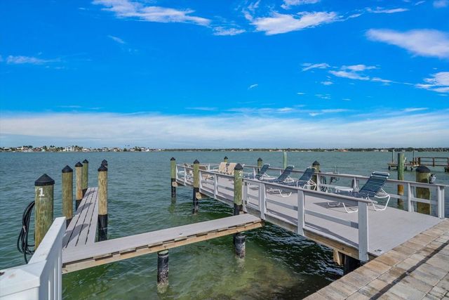 16 PARADISE LANE 101, St Petersburg, FL 33706