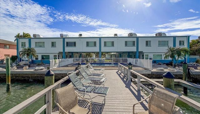 16 PARADISE LANE 101, St Petersburg, FL 33706