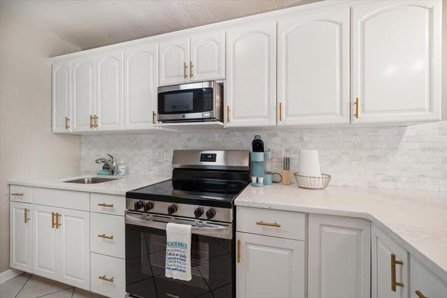 16 PARADISE LANE 101, St Petersburg, FL 33706