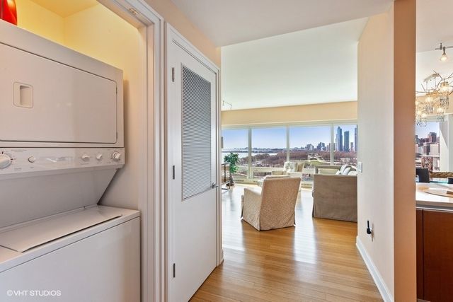 340 E RANDOLPH Street 905, Chicago, IL 60601