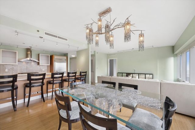 340 E RANDOLPH Street 905, Chicago, IL 60601