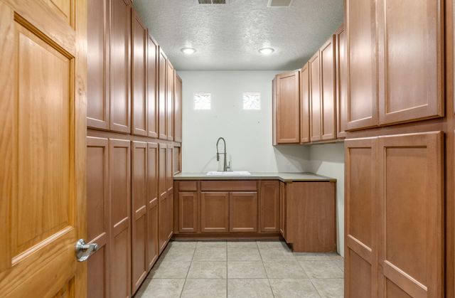 7121 Lisa Court NE, Albuquerque, NM 87110