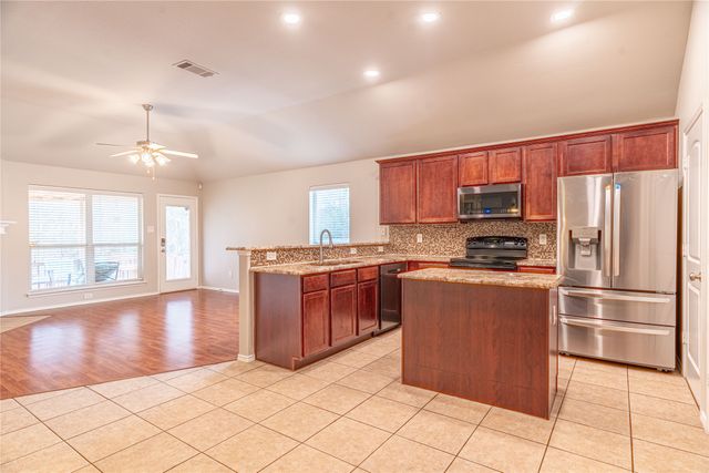 801 Deedee Creek Drive, Euless, TX 76040