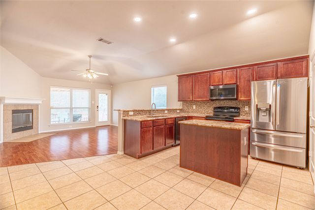 801 Deedee Creek Drive, Euless, TX 76040