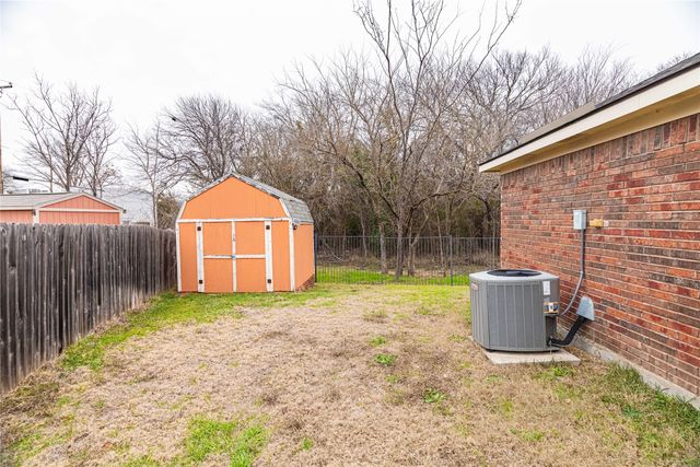 801 Deedee Creek Drive, Euless, TX 76040